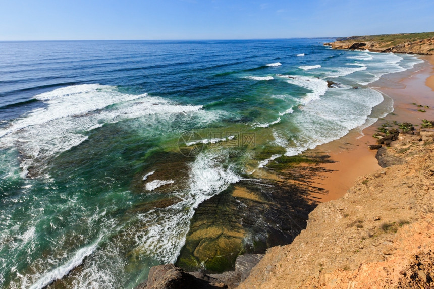 夏季大西洋海岸景观和蒙特克莱里戈海滩葡萄牙阿尔杰苏加韦图片