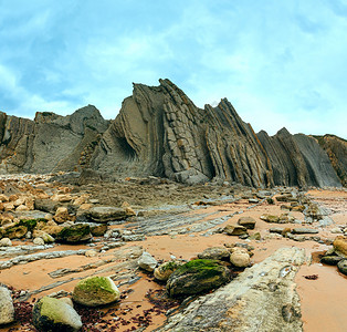 ArniaBeach西班牙夏季风云覆盖岩石层背景