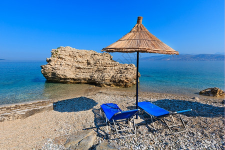 夏季上午Pulebardha海滩带防晒床和草药霜阿尔巴尼亚萨兰达图片