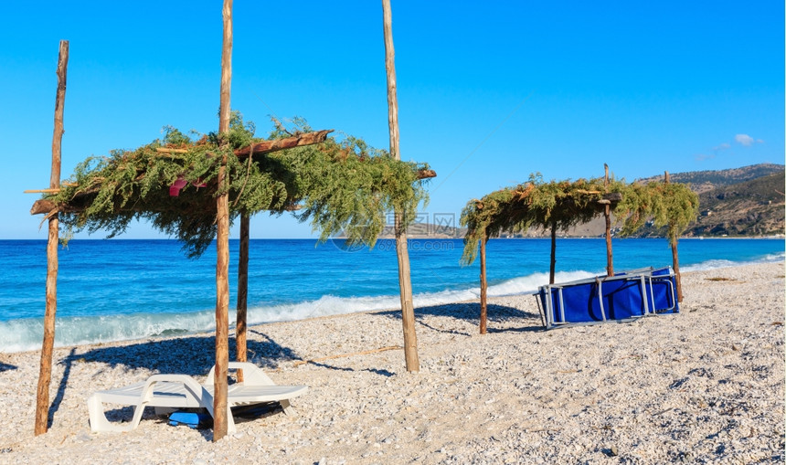 夏季清晨海滩带防晒床和树冠阿尔巴尼亚博什图片