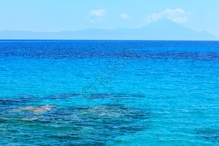 爱琴海风景水清明亮海浪小雾中有阿托斯山迦勒基迪希腊图片