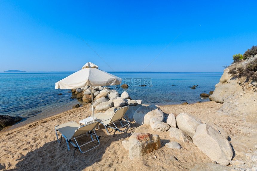 夏晨沙滩带防晒床和遮阳罩希腊查尔基迪图片