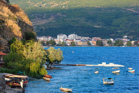 晚上湖边有船和奥赫里德镇夏季最佳景点马塞多尼亚人们无法辨认图片