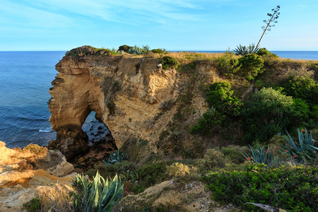 夏季大西洋海岸与岩层交汇波尔切拉戈阿尔加维葡萄牙图片