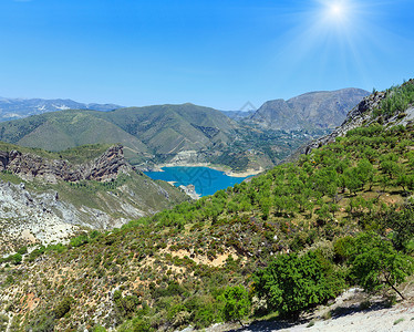 西班牙格拉纳达附近的内华山公园的蓝湖夏季山阳光景色图片