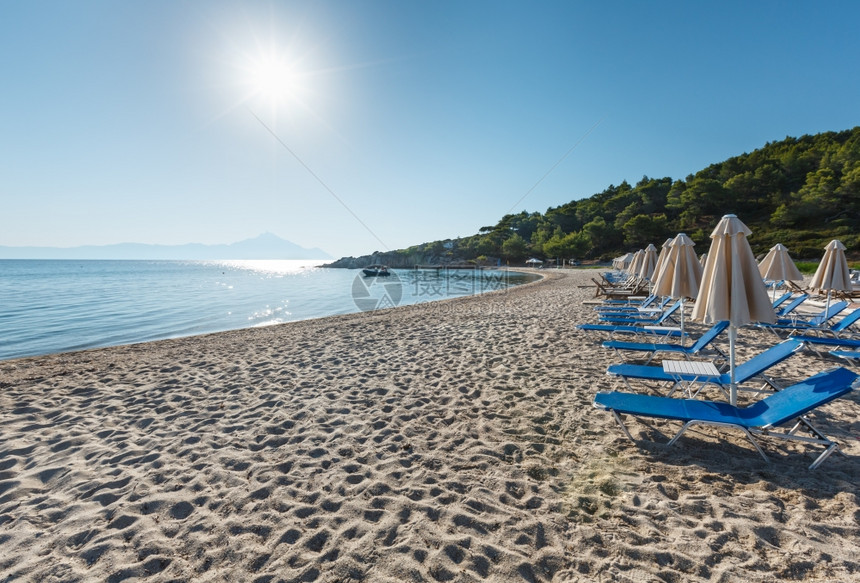 夏晨沙滩带防晒床和遮阳罩迦勒基迪希腊图片