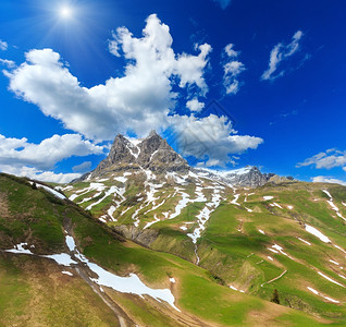 夏季Widderstein山阳光照耀天空深蓝色云层奥地利沃斯拉尔贝格图片
