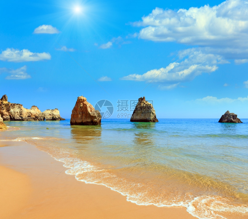 桑迪海滩DosTresIrmaos夏季阳光照耀天空是蓝云葡萄牙PortimaoAlvorAlgarve葡萄牙Algarve图片