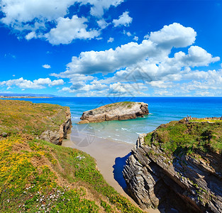 Cantabric海岸夏季风景CatheralsBeachLugoGalicia西班牙深蓝天空云层积聚坎塔布里奇高清图片素材