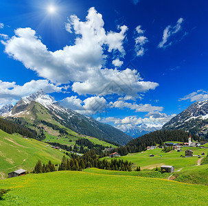 夏日山光照射比伯科普夫山沃斯拉尔贝格奥地利和有云的深蓝天空图片