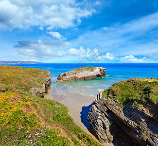 盛开的坎塔布里奇海岸夏季景观西班牙加利西亚卢戈大教堂海滩蓝天白云夏天高清图片素材