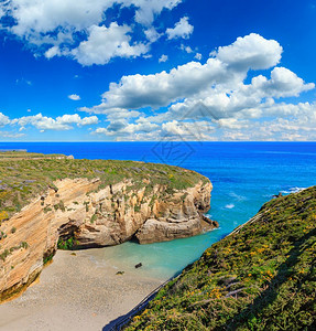 Cantabric海岸夏季风景CatheralsBeachLugoGalicia西班牙深蓝天空云层积聚多石的高清图片素材