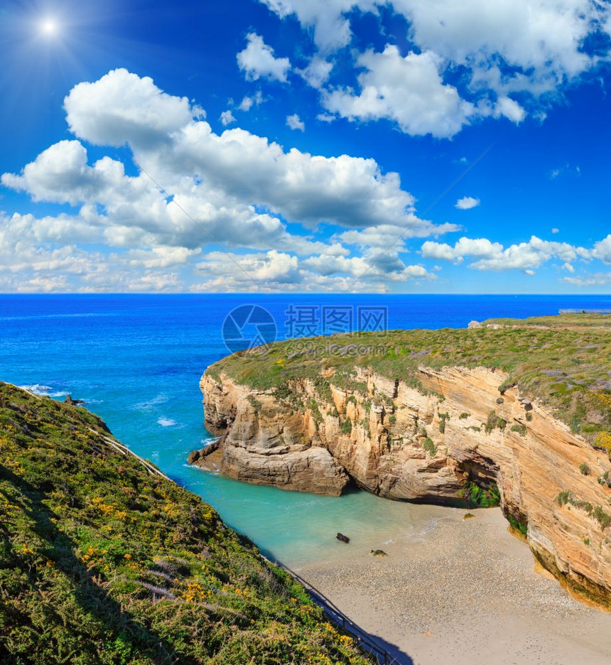 Cantabric海岸夏季风景CatheralsBeachLugoGalicia西班牙深蓝天空有些云层和阳光积聚图片