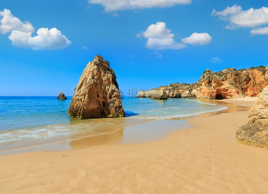 沙质海滩DosTresIrmaos夏季景观PortimaoAlvorAlgarve葡萄牙和蓝天图片
