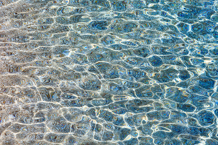 蓝色海水流表面有波浪和一些低沉的底观图片