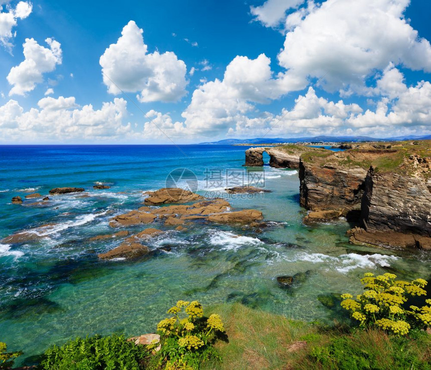 坎塔布基海岸夏季风景布满蓝色闪光天空CatheralsBeachLugoGalicia西班牙