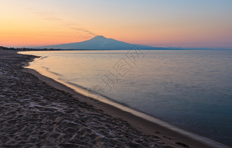 阿格诺尼巴海滨美丽的夕阳远处埃特纳火山烟熏意大利西里拉库萨图片