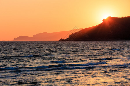 海滩上有热带日落的美丽景观Gaeta拉丁美洲意大利图片