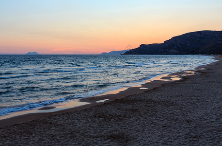 离地平线有多远海滩上有热带日落的美丽景观GaetaLatina意大利背景