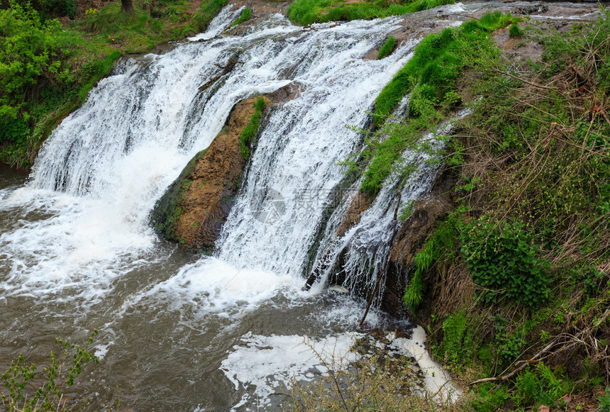 Dzhurynskyi或Chervonohorodskyi瀑布瀑布泉景乌克兰特诺皮尔州Nyrkiv村Dzhuryn河上图片