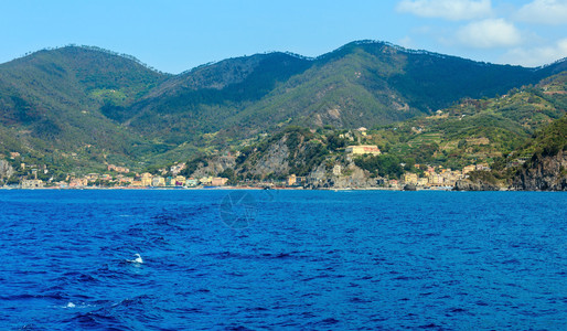 意大利古里亚CinqueTerre公园五个著名的村庄之一悬浮在海陆崖之间人们无法辨认背景图片