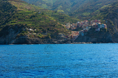 意大利古里亚CinqueTerre公园五个著名的村庄之一悬浮在海陆崖之间人们无法辨认背景图片