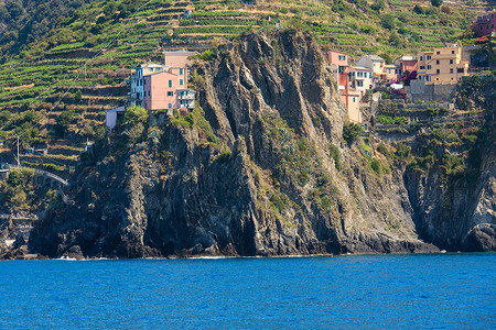 在意大利古里亚的辛克地球公园五个著名的村庄之一悬浮在海陆崖之间人们无法辨认背景图片