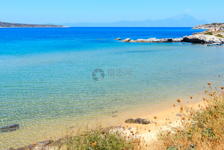 夏季海洋景色与水和沙滩的海平面透明从海岸观察SithoniaHalkidiki希腊图片