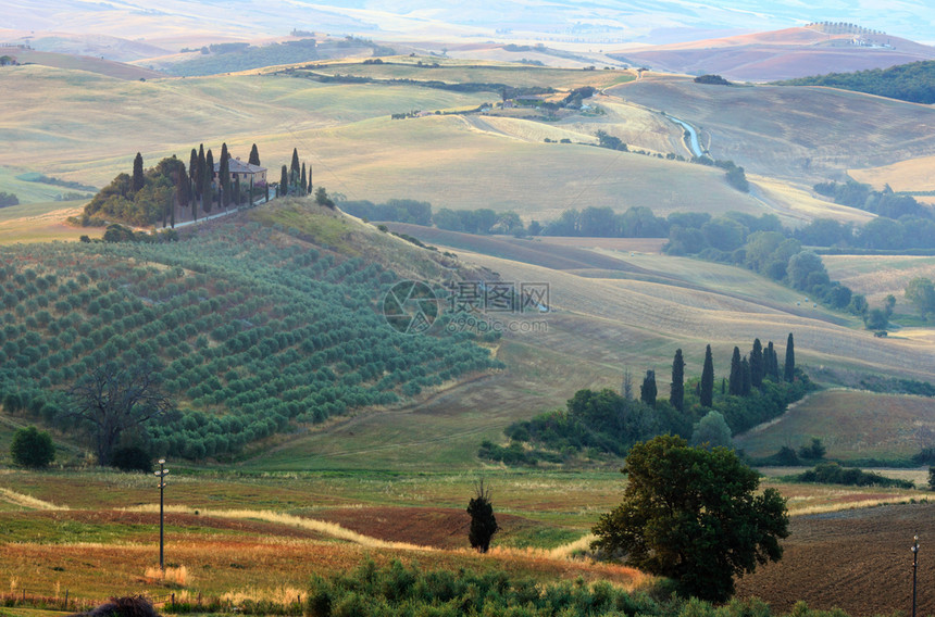 意大利托斯卡纳夏季清晨乡村美丽的景色图片