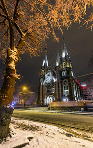 乌克兰利沃夫的圣奥尔哈和伊丽莎白的美明亮冬季夜间教堂1903年建造图片