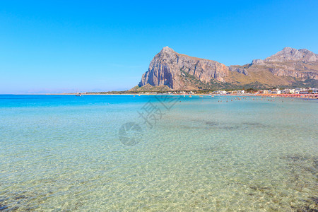 马洛卡天堂蒂罗亨尼亚海湾圣维托洛卡波海滩清凉的水和极尽白沙滩以及远在意大利西里岛的蒙得摩纳哥背景