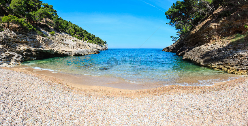 夏季贝亚德拉佩戈拉小平静安静的海滩加加诺半岛在普利亚意大利两张全景照片意大利普利亚佩戈拉海滩夏季海滩图片