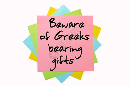 当心希腊人所携带的礼物由手写字体在一堆彩色粘贴笔记上图片