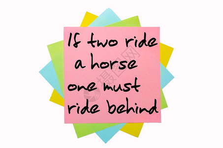 文字中如果两匹马骑一人必须在后面用手写在一堆彩色粘贴笔记上的字体图片