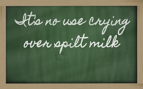 笔迹黑板写作哭泣在喷洒的牛奶上是没有用的背景图片