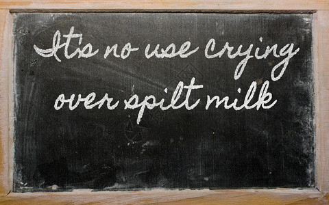 笔迹黑板写作哭泣在喷洒的牛奶上是没有用的背景图片