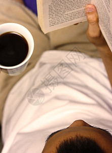 读一本好书喝杯咖啡背景图片