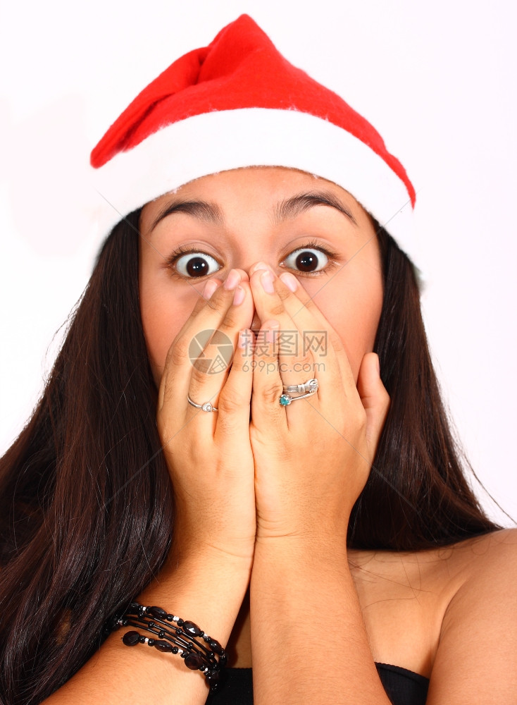 穿着圣诞礼帽的女孩在圣诞节感到惊讶和兴奋图片