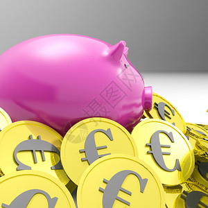 围靠在硬币展示欧洲经济与财富中的小猪银行图片