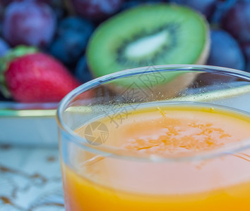 新鲜橙汁表示基威水果和饮料图片