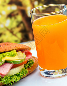火腿滚果汁橙子饮料和桑威奇图片