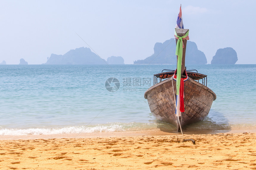 泰国海滩附近的长尾船图片
