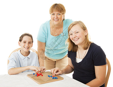 单身妈和她的两个孩子一起玩棋盘游戏图片
