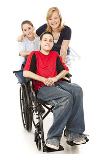 一群孩子和个青少年男孩坐在轮椅上全身被隔离图片