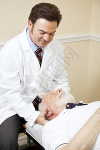 护理脊椎按摩师调整了老年人的脖子图片
