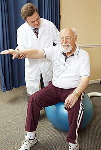 脊柱医生帮助老年病人进行常规物理治疗图片