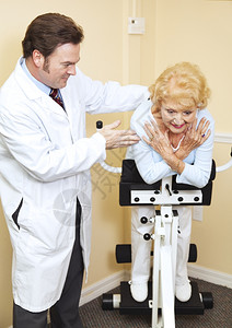 脊柱医生帮助病人用罗马椅子伸展脊椎图片