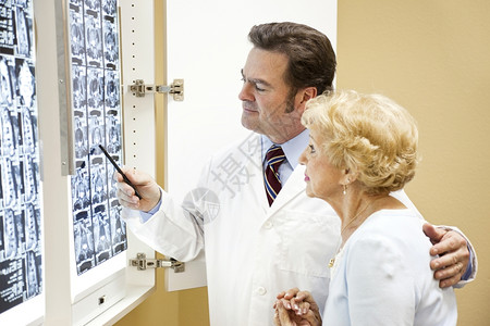 医生或脊椎按摩师与老年病人讨论脊椎猫扫描结果图片