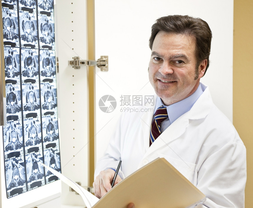脊椎科医生阅读病人的历表检查脊椎CT扫描图片