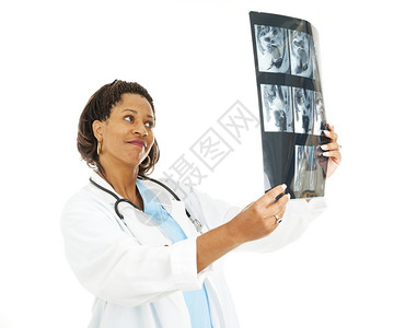 女医生检查病人的CT扫描图片
